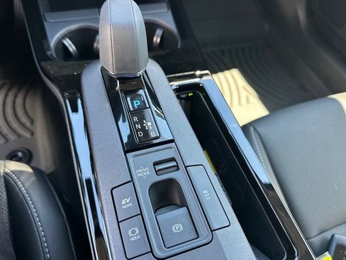 Used 2025 Toyota Prius XLE FWD image 24