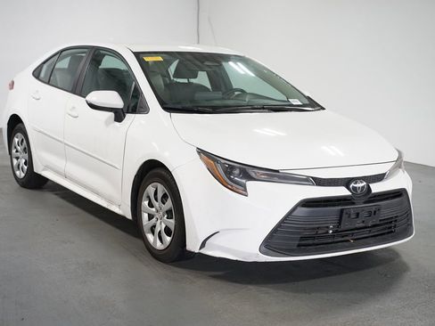 Used 2024 Toyota Corolla LE image 3