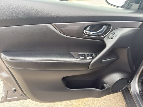 Used 2020 Nissan Rogue SV image 13