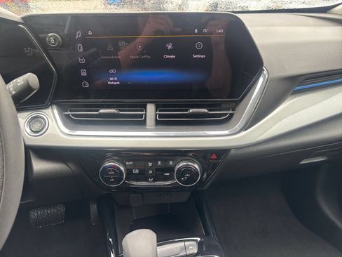 Used 2025 Chevrolet Trax LT FWD image 17