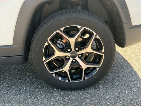 Used 2025 Jeep Compass Limited image 31