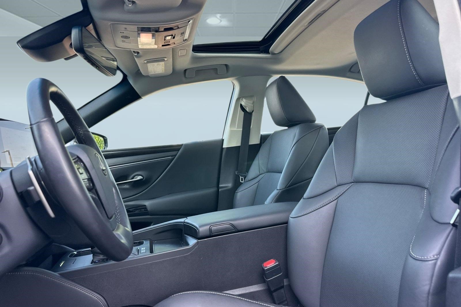 Certified 2025 Lexus ES 300h w/ Premium Package FWD image 5