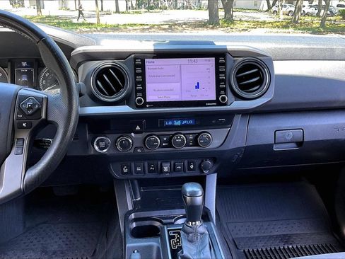 Used 2022 Toyota Tacoma TRD Off-Road w/ Technology Package AWD/4WD image 9
