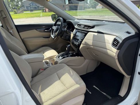Used 2019 Nissan Rogue SV w/ Sun & Sound Touring Package FWD image 16