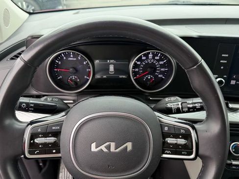 Used 2024 Kia Carnival LX image 14