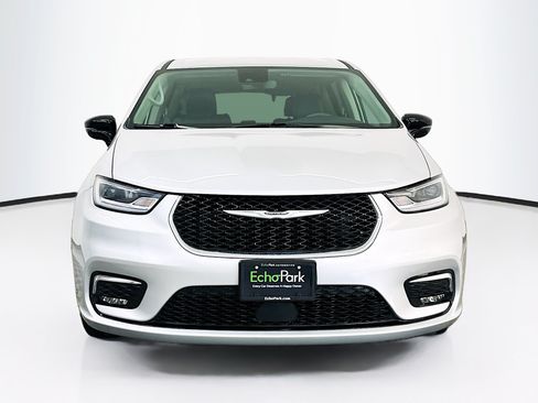 Used 2024 Chrysler Pacifica Touring-L FWD image 2