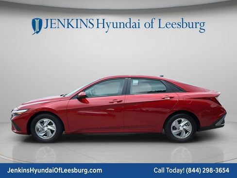 Certified 2024 Hyundai Elantra SE FWD image 8