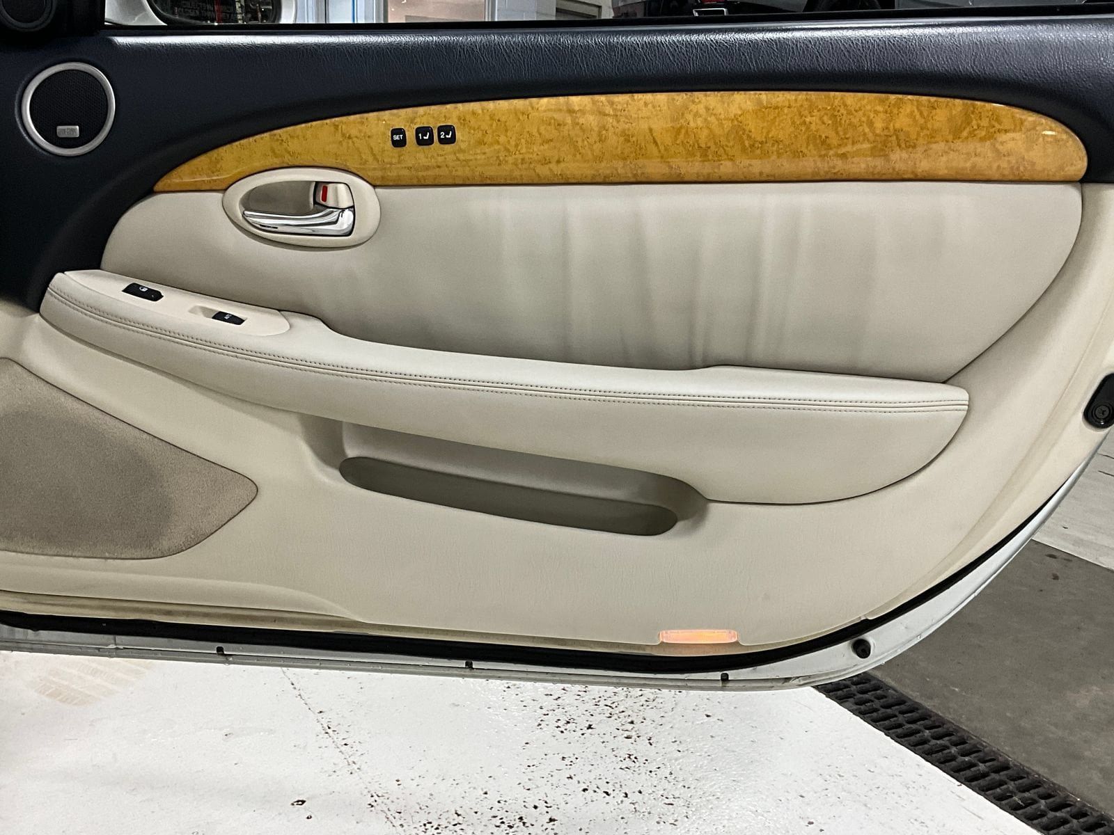 Used 2004 Lexus SC 430 Convertible RWD image 25