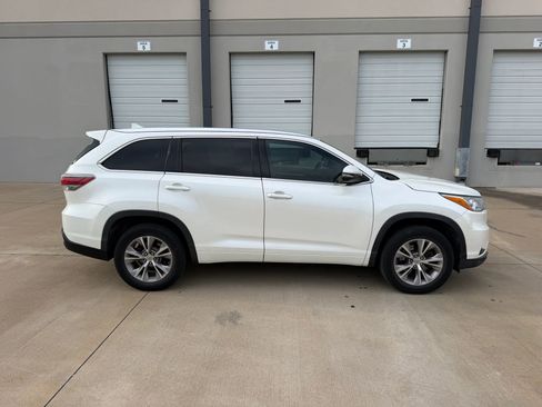 Used 2015 Toyota Highlander XLE FWD image 3