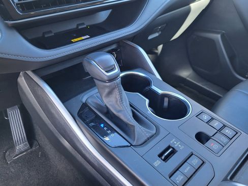 Used 2024 Toyota Highlander XLE image 12