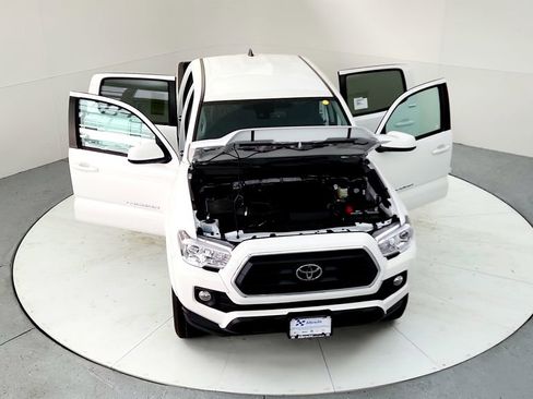 Certified 2023 Toyota Tacoma SR5 AWD/4WD image 22