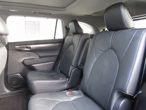 Certified 2021 Toyota Highlander Platinum image 18