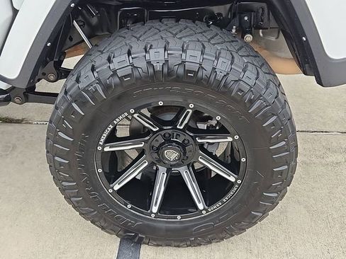 Used 2023 Jeep Gladiator Sport AWD/4WD image 8