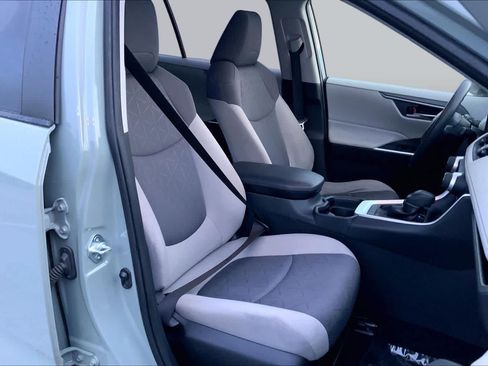 Used 2020 Toyota RAV4 XLE w/ Convenience Package FWD image 9