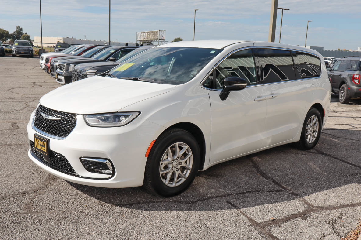 Used 2026 Chrysler Pacifica Select FWD image 3