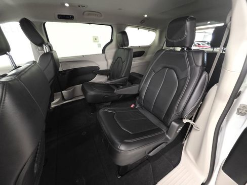 Used 2022 Chrysler Pacifica Touring-L AWD/4WD image 9