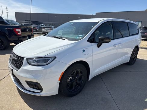 Used 2024 Chrysler Pacifica Select image 2