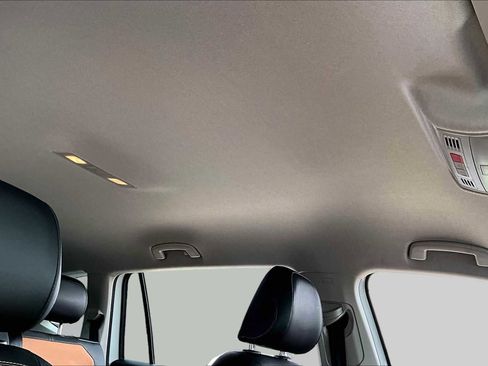 Used 2018 Volkswagen Tiguan SE FWD image 13