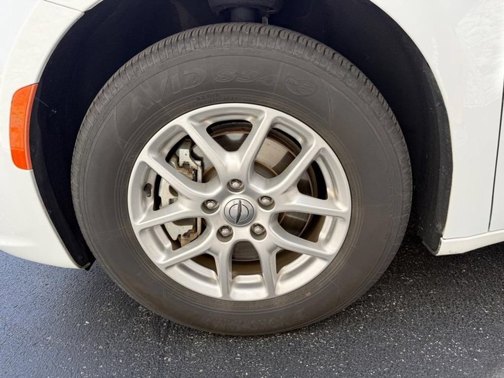 Used 2025 Chrysler Pacifica Select FWD image 11