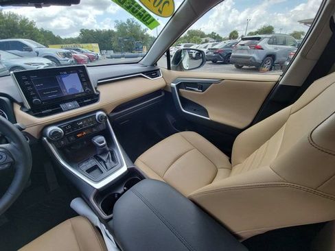 Used 2019 Toyota RAV4 Limited FWD image 3