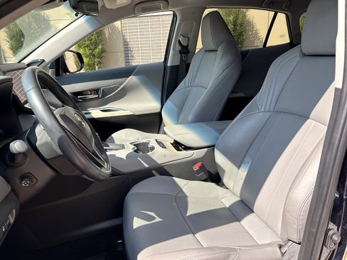 Used 2023 Toyota Venza Limited AWD/4WD image 16