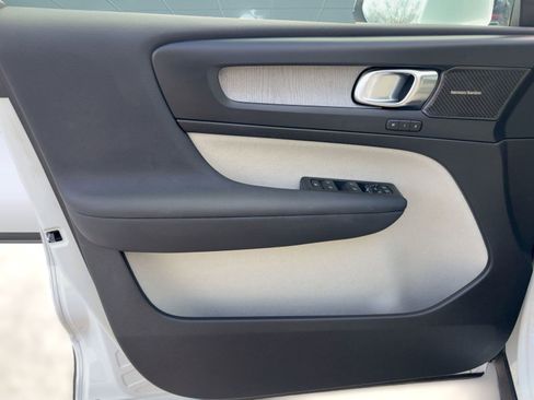 Used 2023 Volvo XC40 B5 Plus w/ Protection Package Premier image 19