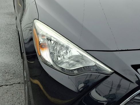 Used 2019 Toyota Yaris LE image 9