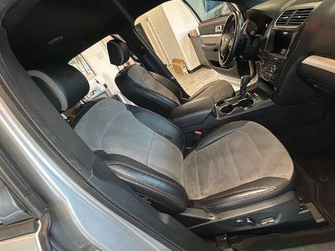 Used 2017 Ford Explorer XLT w/ Equipment Group 202A FWD image 26