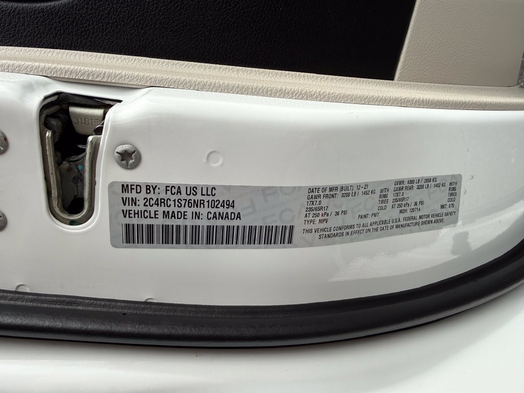 Used 2022 Chrysler Pacifica Limited w/ Uconnect Theater Family Group FWD image 19