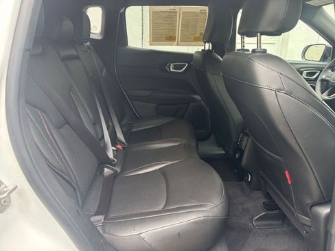 Used 2025 Jeep Compass Trailhawk AWD/4WD image 37