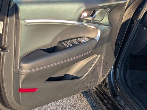 Used 2025 Genesis G70 2.5T image 10