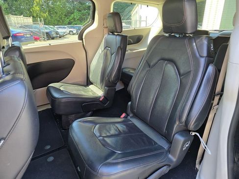 Used 2018 Chrysler Pacifica Touring-L w/ Premium Audio Group FWD image 10