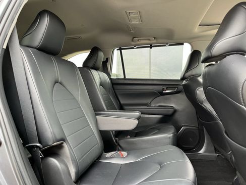 Used 2023 Toyota Highlander XLE FWD image 27