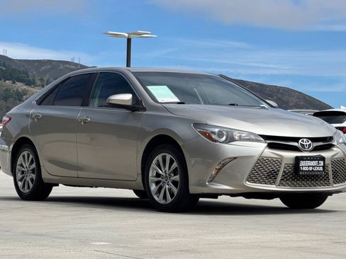 Used 2017 Toyota Camry SE w/ Moonroof Package FWD image 6