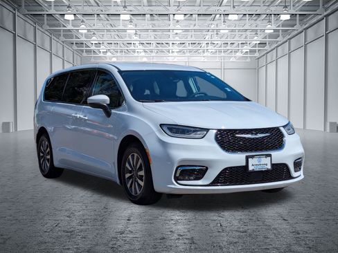 Used 2023 Chrysler Pacifica Touring-L FWD image 7