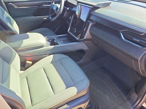 Certified 2025 GMC Acadia AT4 image 9