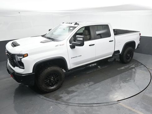 Used 2024 Chevrolet Silverado 2500 ZR2 w/ Technology Package image 42