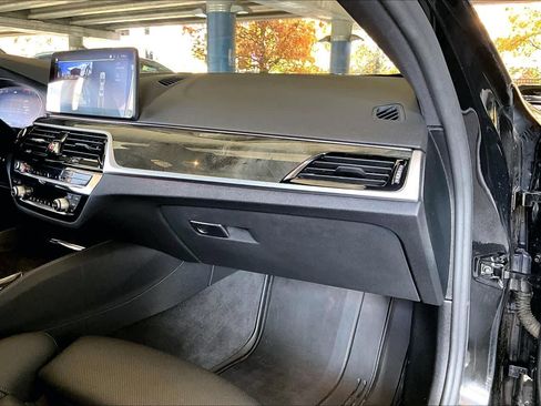 Used 2022 BMW 530i w/ M Sport Package image 18