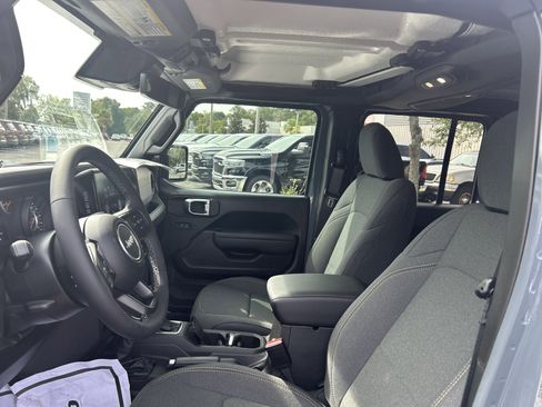 New 2025 Jeep Gladiator Sport image 13