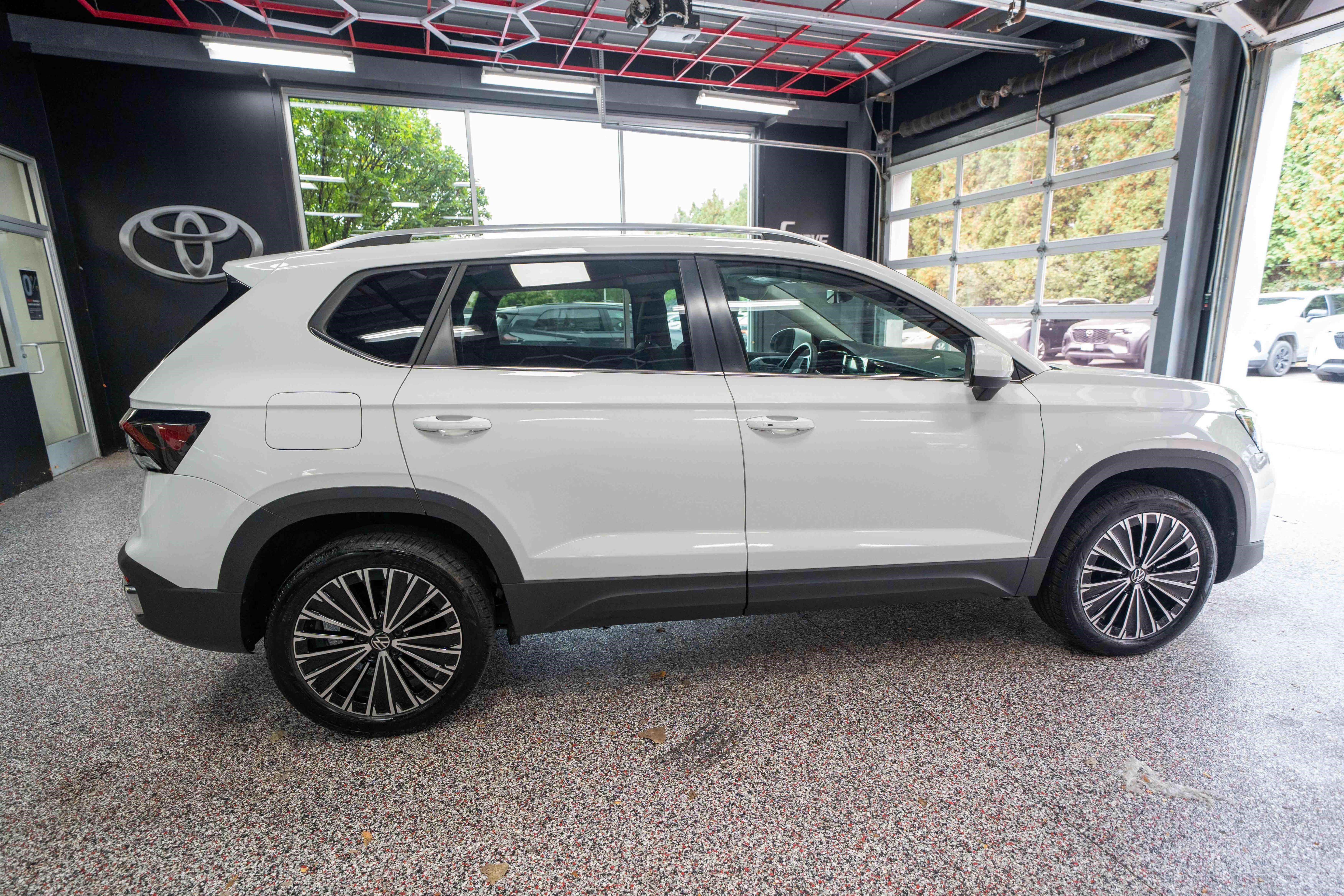 Used 2025 Volkswagen Taos SE FWD image 4