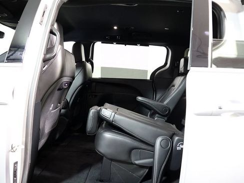 Used 2026 Chrysler Pacifica Select FWD image 16