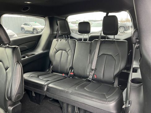 Used 2025 Chrysler Pacifica Select image 31