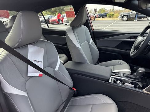 Used 2025 Toyota Camry SE w/ Multimedia Upgrade Package image 32