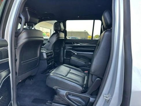 Used 2022 Jeep Wagoneer Series III w/ Flexible Seating Group RWD image 18