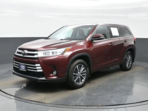 Used 2017 Toyota Highlander XLE image 2