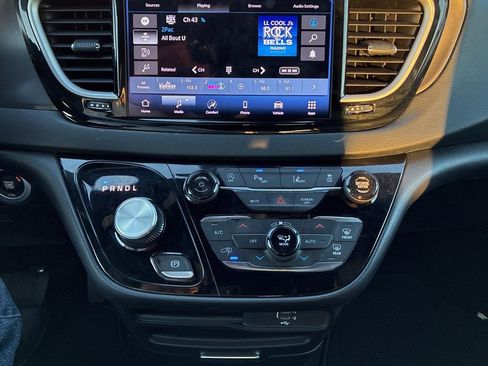 Used 2026 Chrysler Pacifica Select image 16