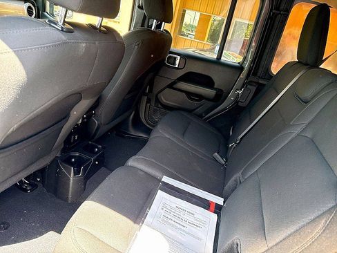 Used 2018 Jeep Wrangler Unlimited Sahara AWD/4WD image 12