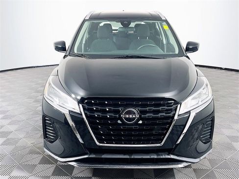 Used 2022 Nissan Kicks SV image 3