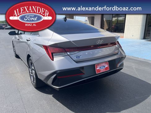 Used 2025 Hyundai Elantra Limited image 6