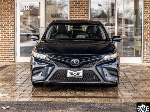Used 2018 Toyota Camry SE image 2